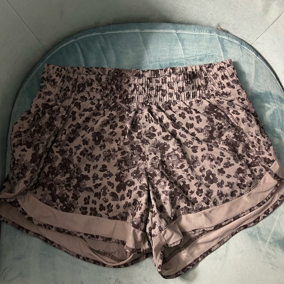 Athleta Leopard Print Mesh Racer Run Mesh Shorts Size Small - Picture 4 of 6